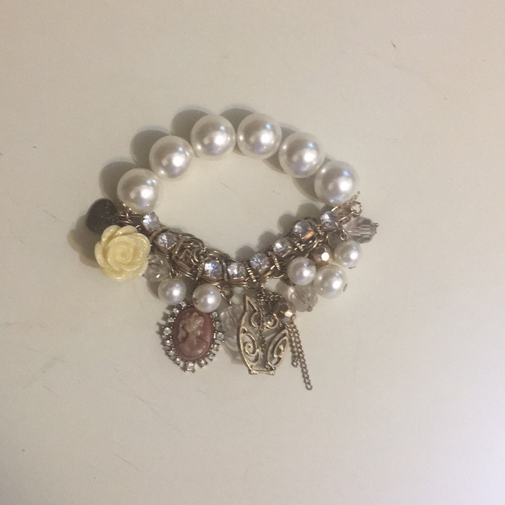 Good and pearl bracelet